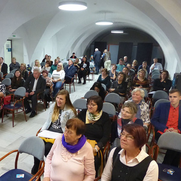 Aukce nabídla 43 děl regionálních i nadnárodních umělců, lidových tvůrců i klientů Diakonie Vsetín 