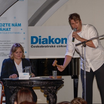 Letos se role licitátora ujal stand up komik Dominik Heřman Lev