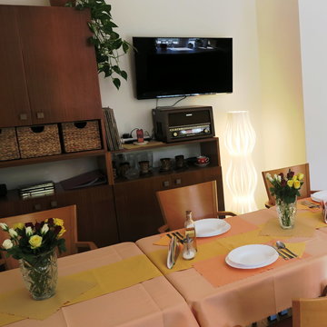 V pokoji senioři najdou televizi, ale i retro gramofon 