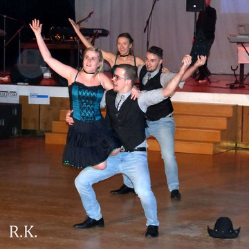 Předtančení v country stylu předvedla skupina RUTY ŠUTY KELČ