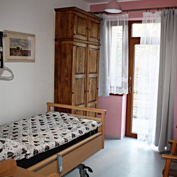 Jednotlivé pokoje jsme barevně vymalovali, vytapetovali a vybavili domáckým nábytkem 