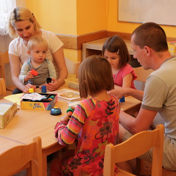 Podporujeme rodiny v samostatném zajišťování péče o děti i domácnost. 