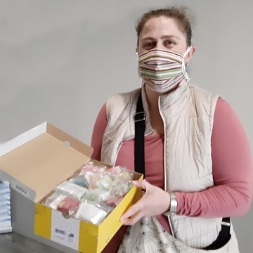 Dobrovolnice Olga nám donesla mýdla, abychom měli dárek pro švadlenky 