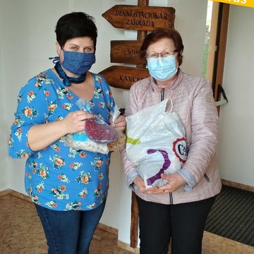Včera jsme dostali igelitku plnou dobrot od paní Sylvy Šťastné
