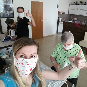 Zjistily jsme, že i zpod roušky se dá zpívat na plný pecky!