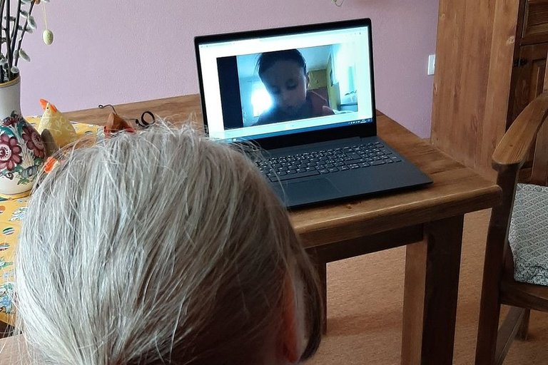 Prvňáčci čtou seniorům