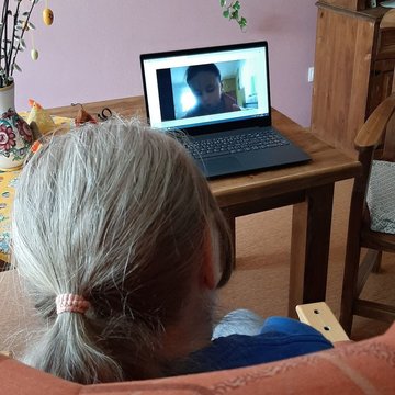 Prvňáčci čtou seniorům