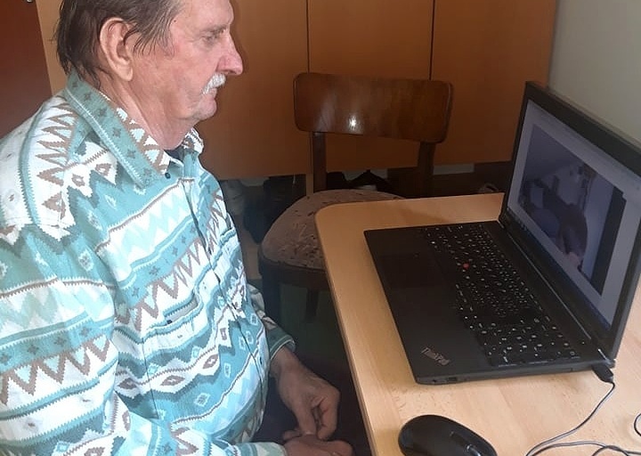 Prvňáčci čtou seniorům