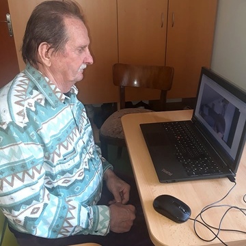 Prvňáčci čtou seniorům