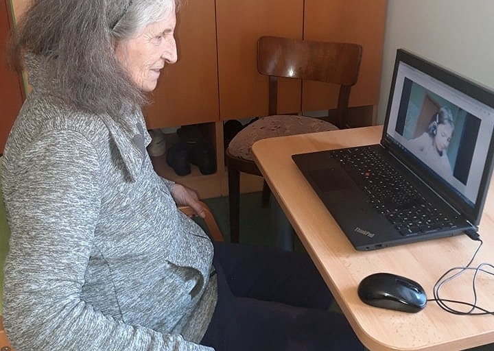 Prvňáčci čtou seniorům