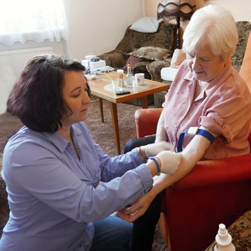Sestra domácí péče provádí řadu výkonů, např. aplikuje injekce, ošetřuje pooperační rány a další 