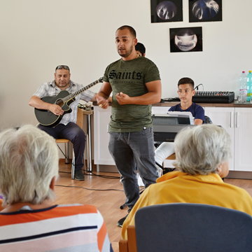 Hudební vystoupení v domově pro seniory 