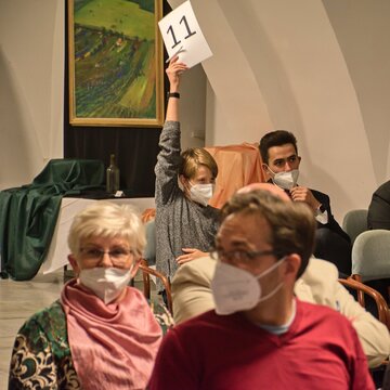 Čtyřiačtyřicet dražebních položek bylo během dvou hodin vydraženo za více jak 210 tisíc korun