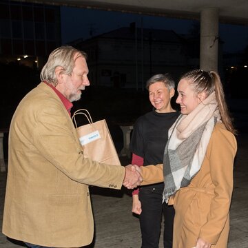 Kvůli covid opatřením se předávala ocenění i venku před kinem Vatra