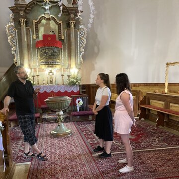 Navštívili jsme místní kostel a poznali evangelického faráře D. Duraje