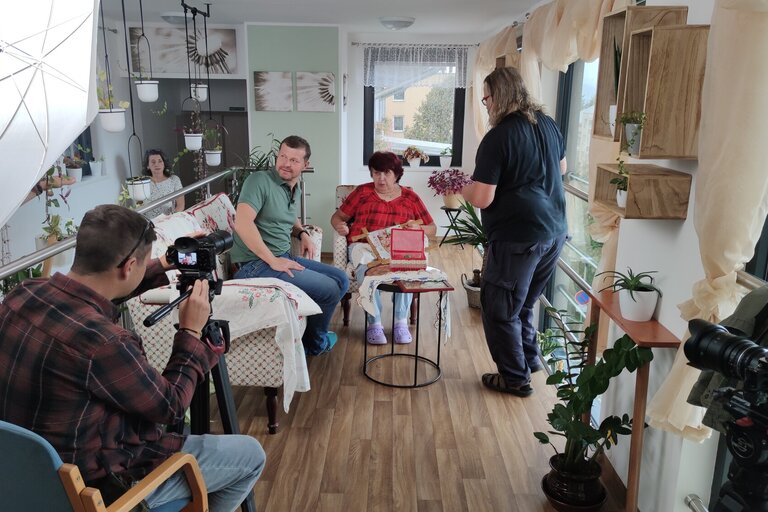 Klienti Diakonie před kamerami. Na Jabloňové a Vyhlídce natáčela Česká televize
