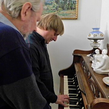 V retro místnosti objevil a nenechal zahálet harmonium