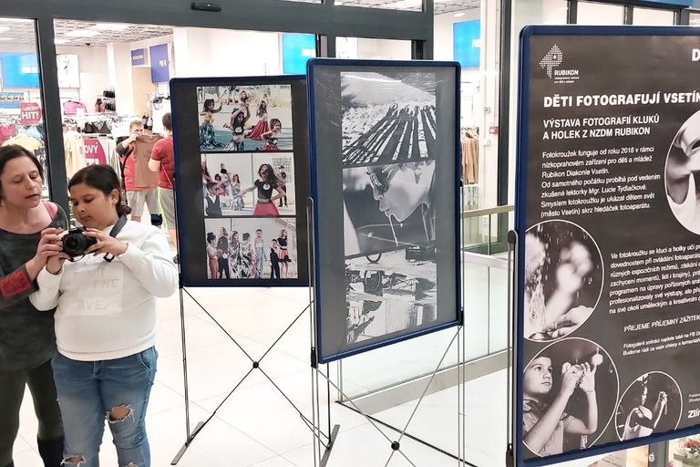 Děcka z fotokroužku vystavují v obchodní galerii